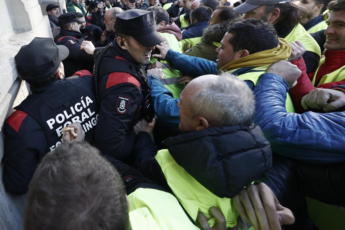 Los agricultores intentan entrar al Parlamento de Navarra por la fuerza