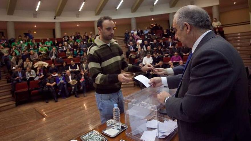 el claustro elige representantes. Un claustral votando, ayer, durante la elección de representantes para el Consejo de Gobierno de la Universidad de Oviedo, en presencia del rector, Vicente Gotor.