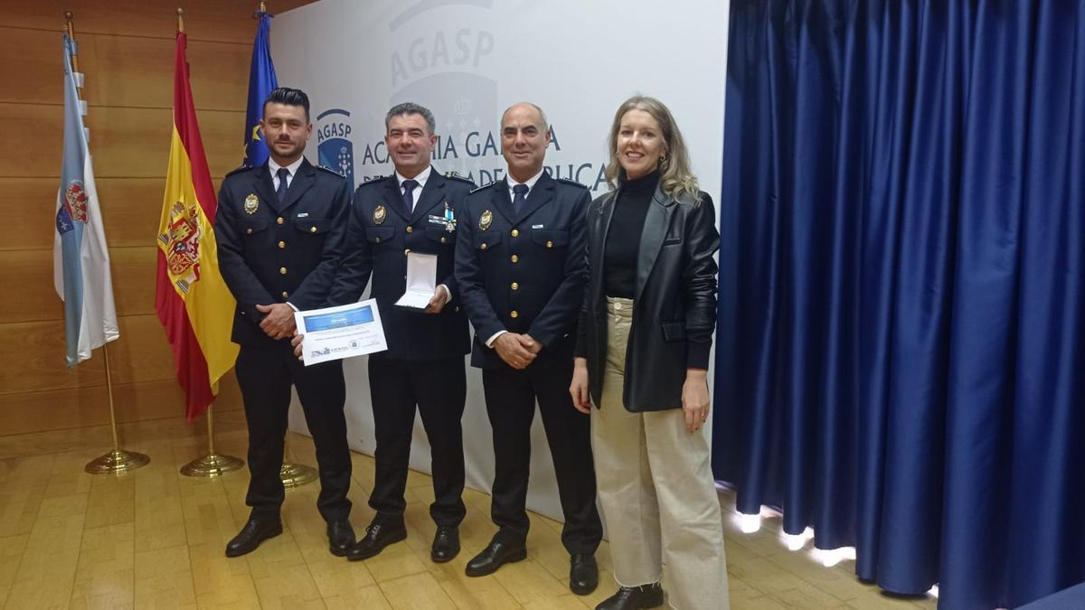 Antonio Duarte y Marga Caldas durante la imposición de este premio al jefe de la Policía Local.