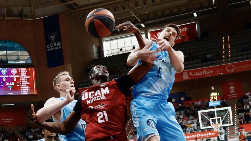 Moussa Diagne, del UCAM, peleando por unbalón ante Chumi.