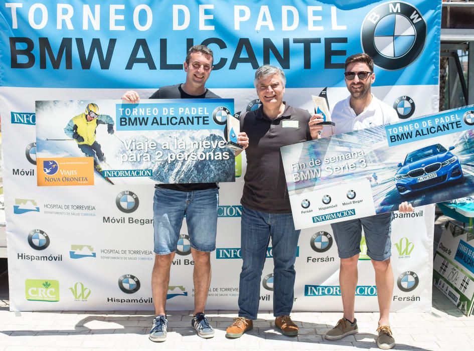 Campeones 3ª categoría masculina: Iván Ávila y Álvaro Payá. Entrega el premio Jorge Morales, responsable zona Alicante de Caja Rural Central