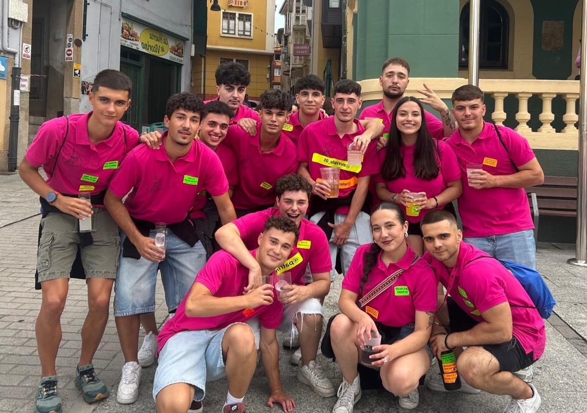 En imágenes: así fue la celebración de las peñas por el centro de Tineo En imágenes: así fue la celebración de las peñas por el centro de Tineo