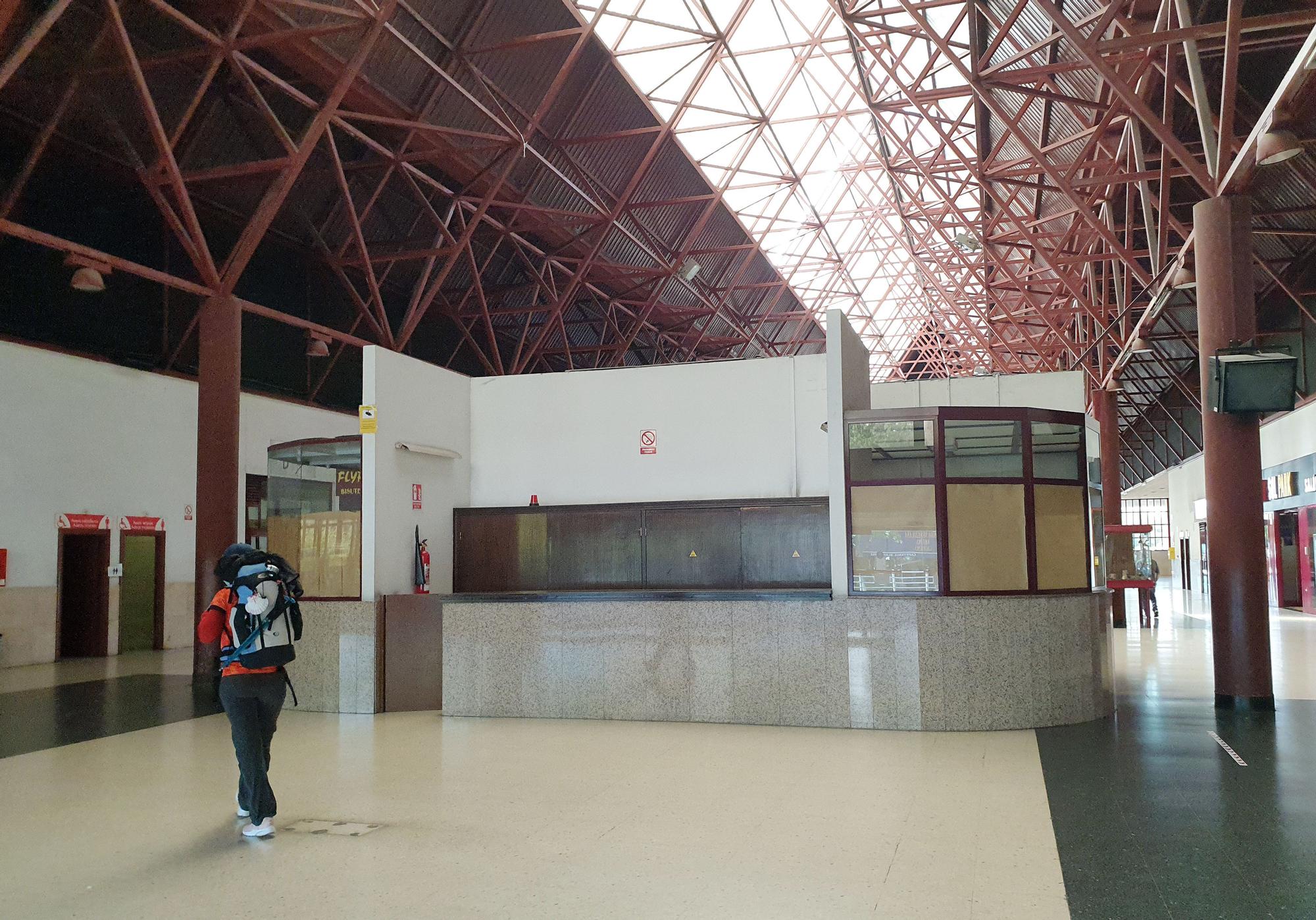 Interior de la estación de buses de la avenida de Madrid, con viajeros y locales cerrados.  Marta G. Brea (2).jpg