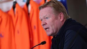 Koeman: “Claro que Xavi me ha mejorado, está a punto de ganar la liga