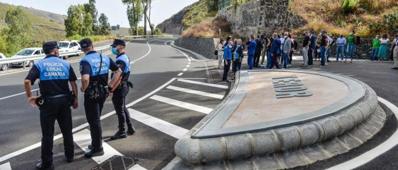 La zona de descanso de El Chaparral, en la carretera de Teror, ayer, donde las autoridades destaparon una placa conmemorativa del acto y se plantó un árbol. | | JOSÉ CARLOS GUERRA