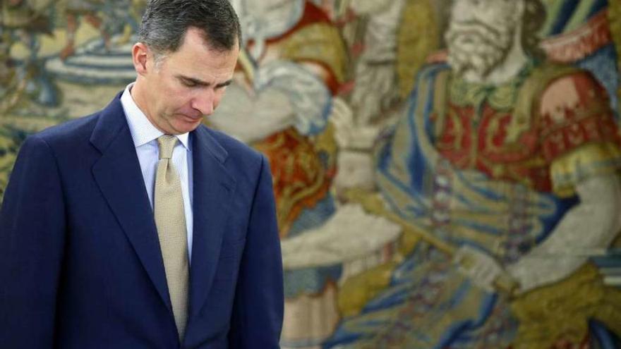 El Rey, ayer por la tarde, esperando la llegada de Pedro Sánchez. // Efe