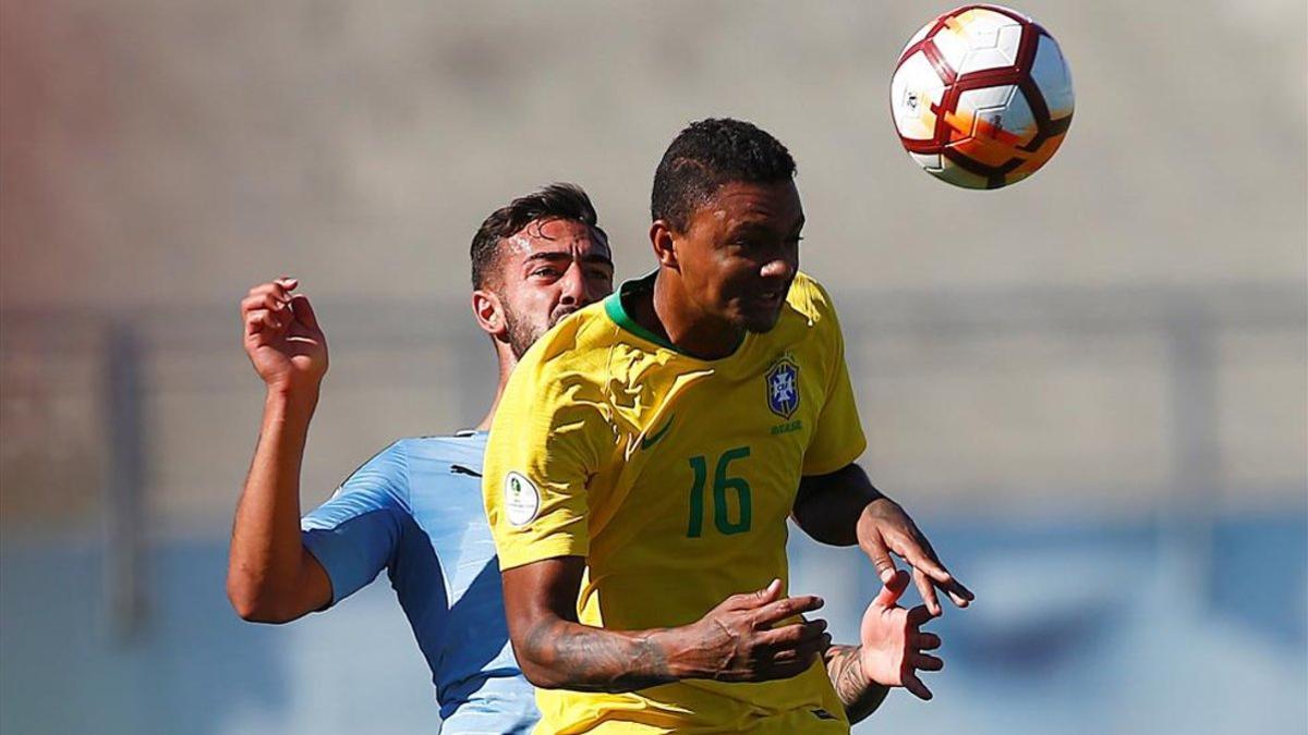 Luan Cándido disputando un partido con la Sub-20 brasileña