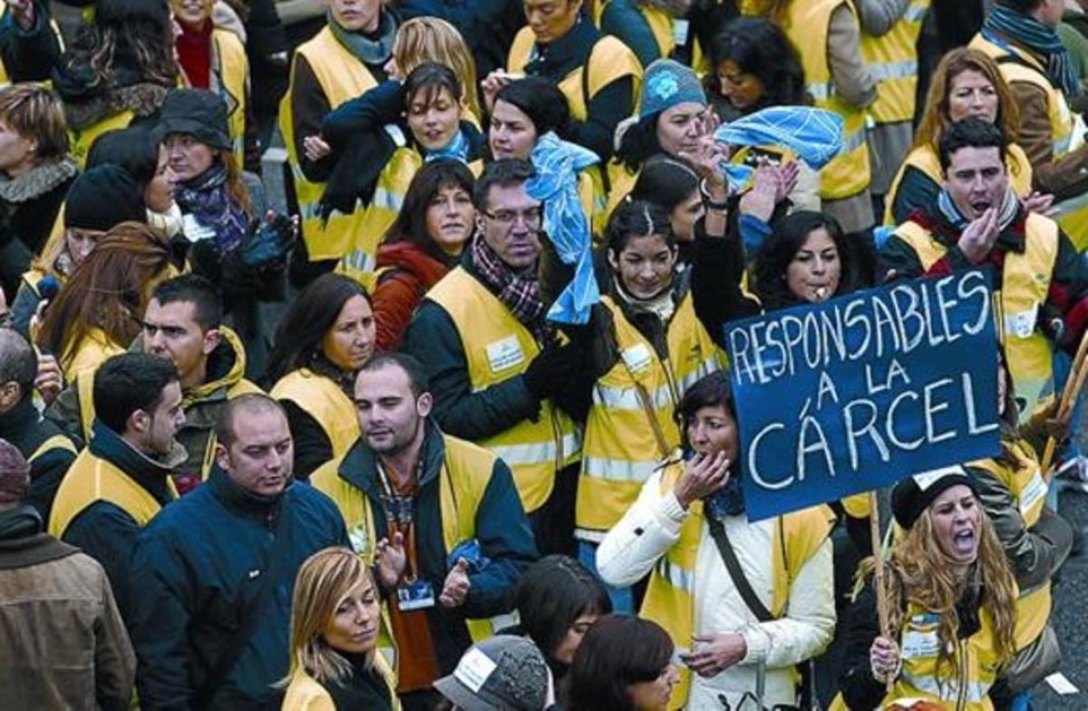 Treballadors de Spanair es concentren a l’Hospitalet en contra del tancament de la companyia.
