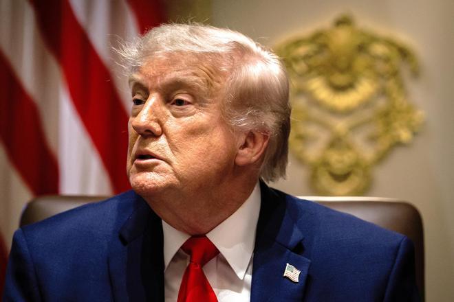 Trump nombra al jefe de una agencia federal de vivienda como director interino de inteligencia