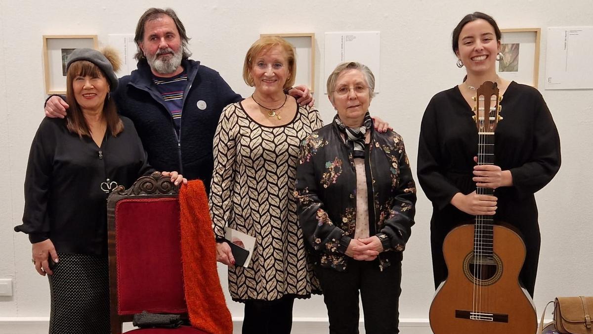 De izquierda a derecha, Esther García López, Aurelio González Ovies, Carmen Sánchez, Sara Sanz Nisa y Lorena Sánchez García.