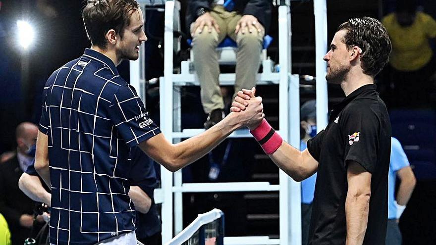 Medvedev (izqda.) saluda a Thiem tras el partido. |  // ANDY RAIN