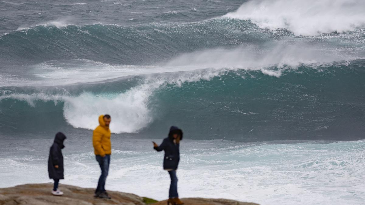 Turistas en la costa de Muxía (A Coruña), donde se registra un fuerte oleaje por la llegada de la borrasca Ciarán