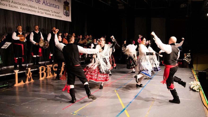 Folklore en el escenario de San Vicente de Alcántara.