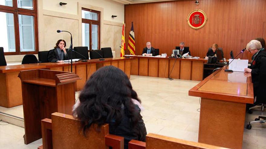 La Audiencia de Palma retira el pasaporte a una acusada de trata de seres humanos