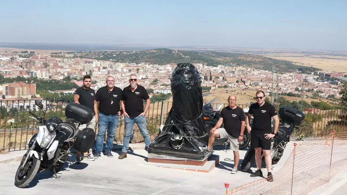 Un recuerdo en Cáceres para los moteros eternos