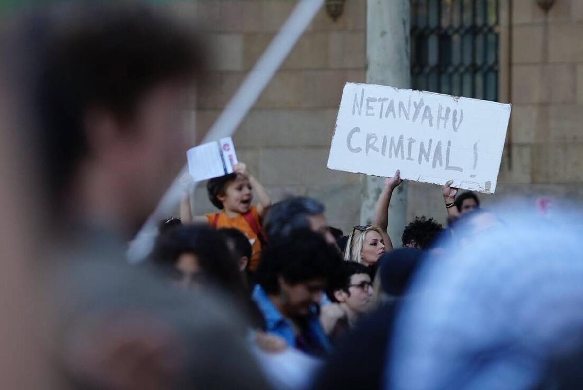 Concentración delante de la Universitat de Barcelona en la Gran Vía, bajo el lema Todos los Ojos sobre Rafah, para denunciar el genicidio del estado de Israel contra la población palestina de Gaza