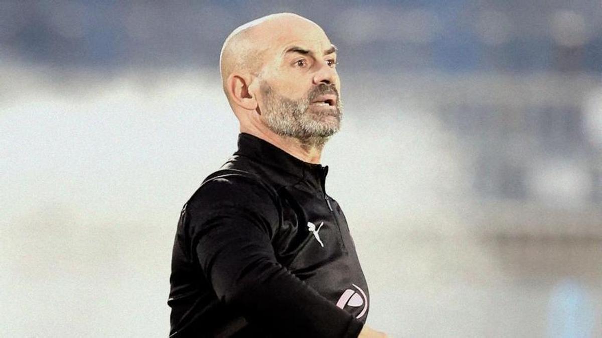 Paco Jémez durante su primer entrenamiento al frente de la UD Ibiza. | UD IBIZA