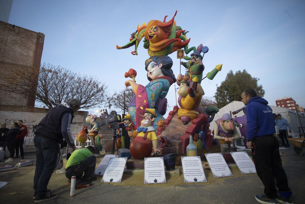 Trabajo en equipo al estilo fallero en la Plantà de las fallas de Sagunt