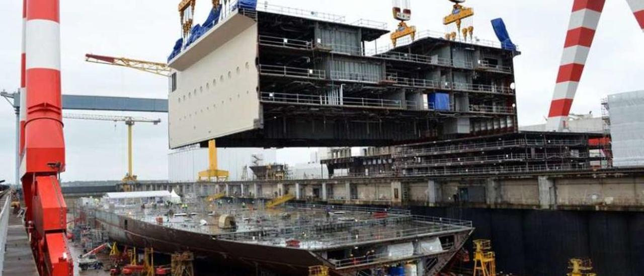 Estado actual de la construcción del &quot;MSC Meraviglia&quot; en el astillero STX de Saint Nazaire.  // Ken Muskat