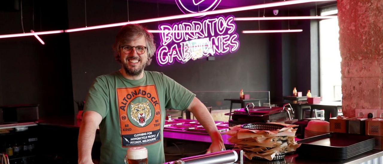 Alberto Cameselle, empresario vigués en su local recién estrenado Burritos Cabrones. |  JOSÉ LORES