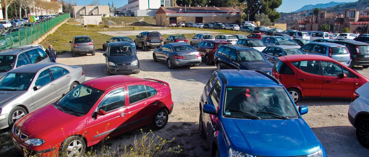 Varios coches estacionados en el parking del Hospital de Alcoy.