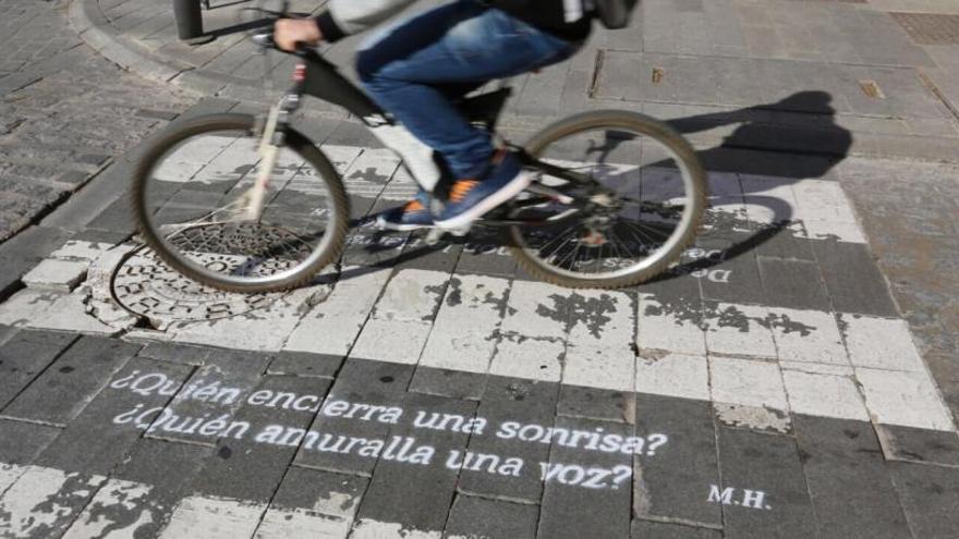 Uno de los pasos de cebra con versos de Miguel Hernández por las calles de Orihuela