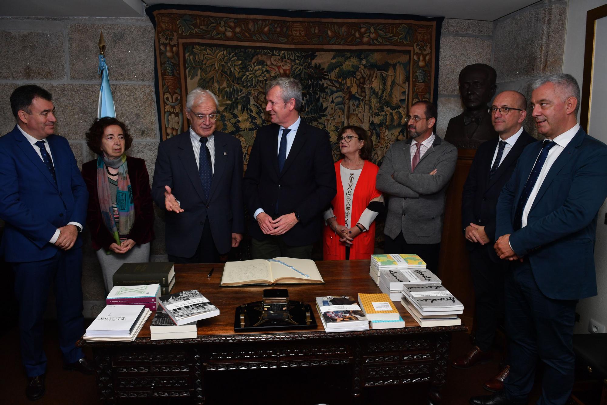 La Real Academia Galega y la Xunta firman el convenio para el traslado de fondos a una nave de Pocomaco