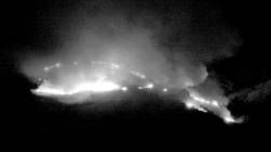 Un incendio arrasa una zona de matorral en la sierra de Hervás