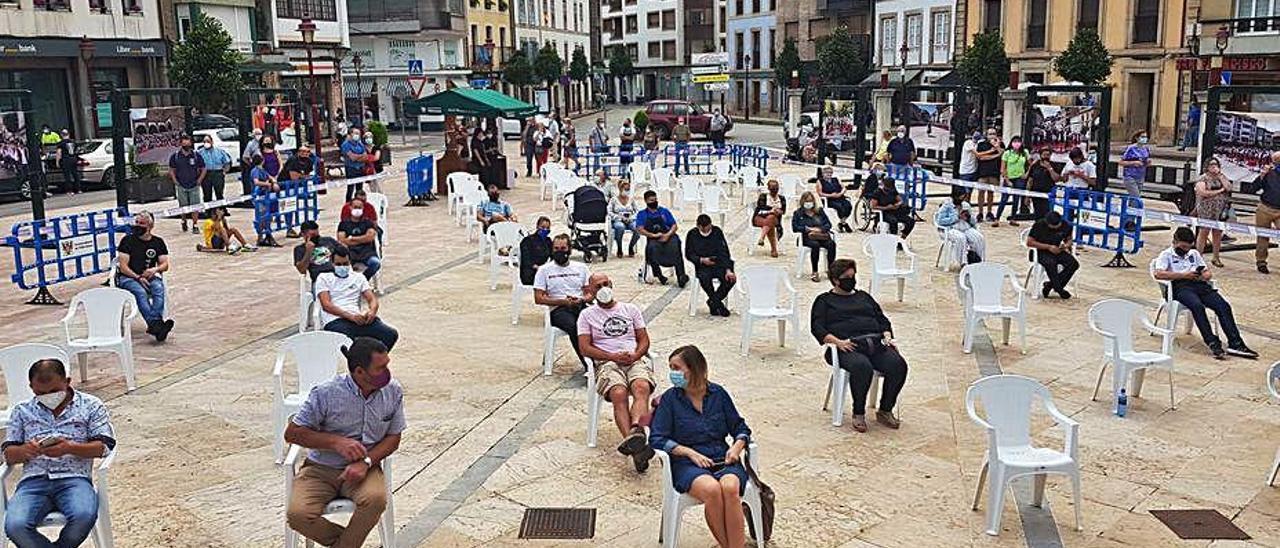 Asistentes y participantes, ayer, en la plaza del Ayuntamiento, durante el concurso.