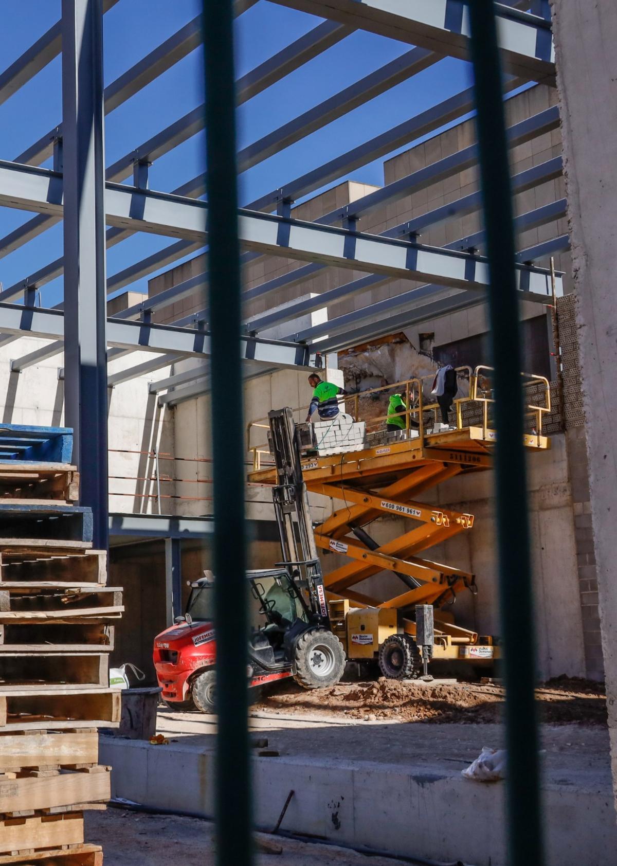 Operarios trabajando en las obras de reforma y ampliación la pasada semana