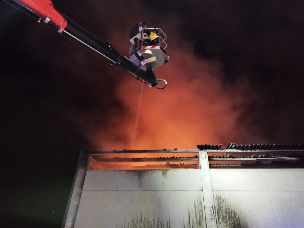 Incendio en una nave agrícola de Monfarracinos.