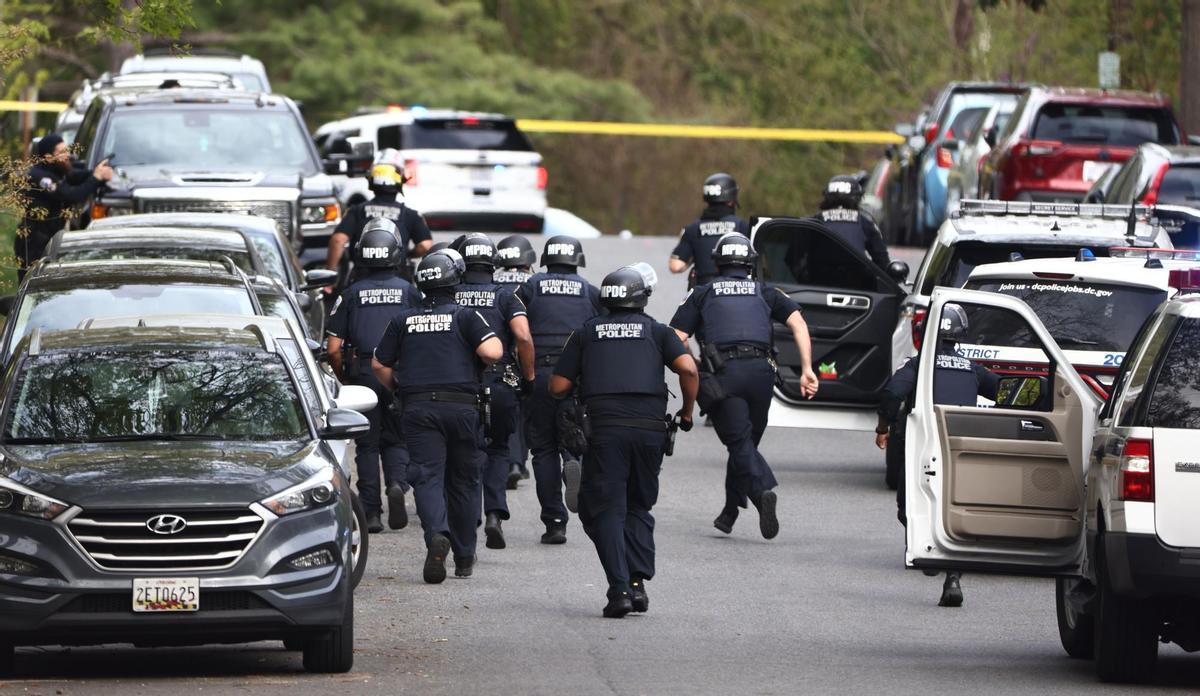 Policía e investigadores trabajan en la escena de un tiroteo masivo en el centro Robb Elementary School en Uvalde, Texas (EE.UU.), este 24 de mayo de 2022. EFE/EPA/Aaron M. Sprecher