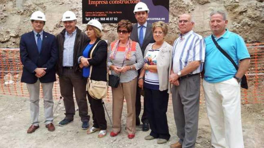 A la colocación de la primera piedra asistió el consejero Sevilla, el alcalde y varios vecinos.