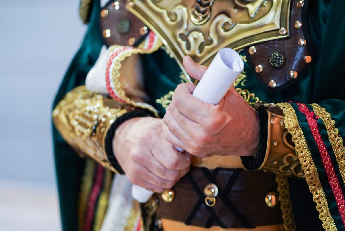 Detalle del emisario real presente este viernes en el Ayuntamiento de Málaga.