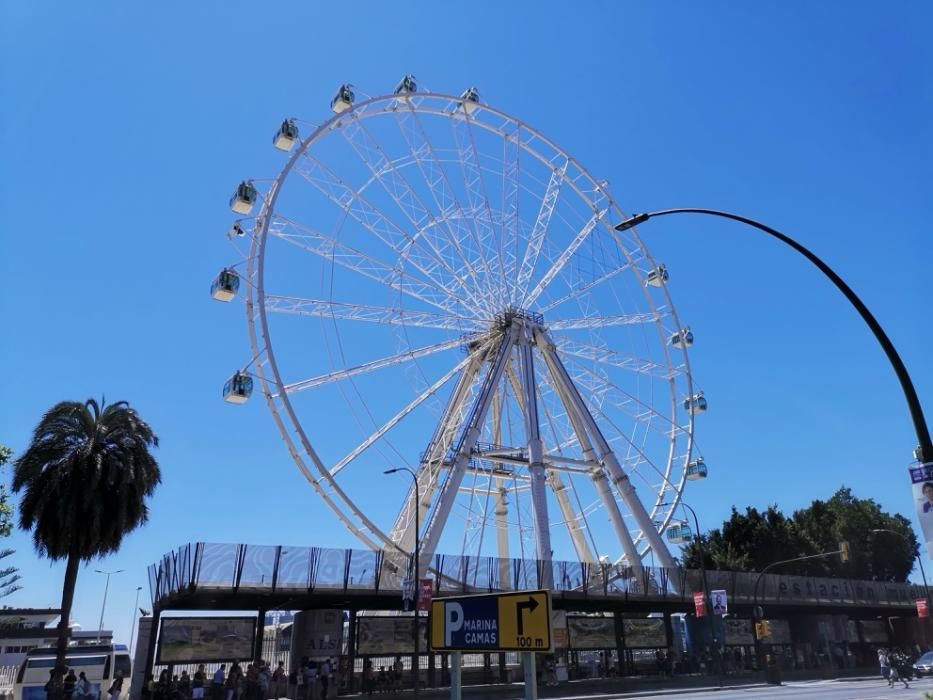 Uno de los 'iconos' modernos del Centro de Málaga, la noria del puerto, ha comenzado a ser desmontado, concretamente por sus cabinas