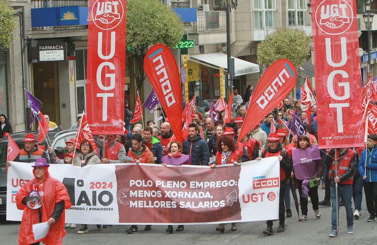 Manifestantes de la CIG durante el recorrido por el casco histórico de Ourense. |   // IÑAKI OSORIO