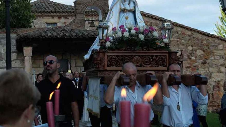 La imagen de la Peña de Francia sale de la ermita.