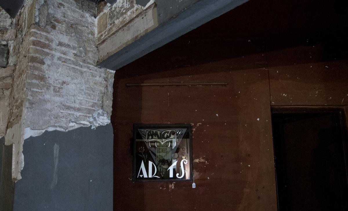 Placa de ‘amics de les arts’ en el antiguo teatro Studium, anteriormente taller Masriera, en el número 72 de la calle Bailén.