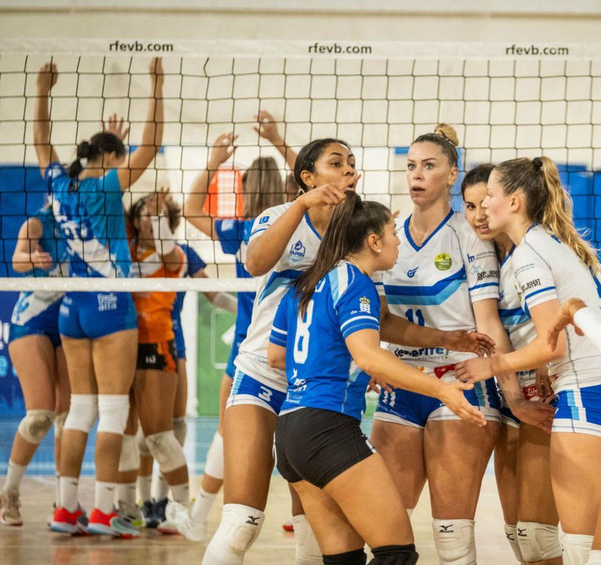 Las jugadoras de Haris y Cuesta Piedra, en la primera vuelta.