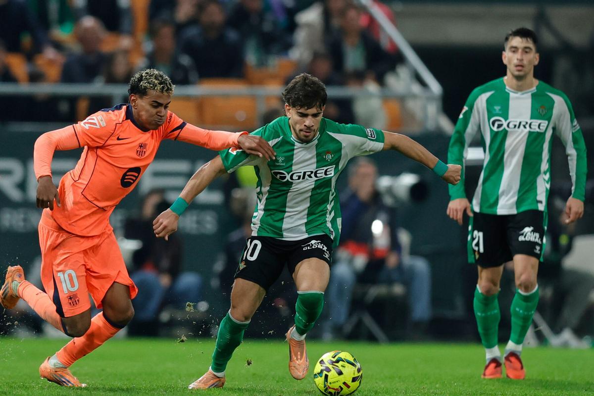 Barcelonas Lamine Yamal, left, vies for the ball with Betis Abde Ezzalzouli during the Spanish La Liga soccer match between Real Betis and Barcelona in Seville, Spain, Saturday, Dec. 6, 2025. (AP Phot/Manu Reino). EDITORIAL USE ONLY/ONLY ITALY AND SPAIN