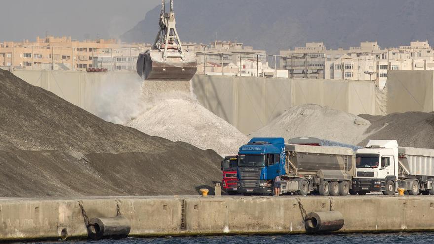 Un juez abre la vía para reactivar el decreto suspendido de Pavón que prohibió los graneles en el Puerto