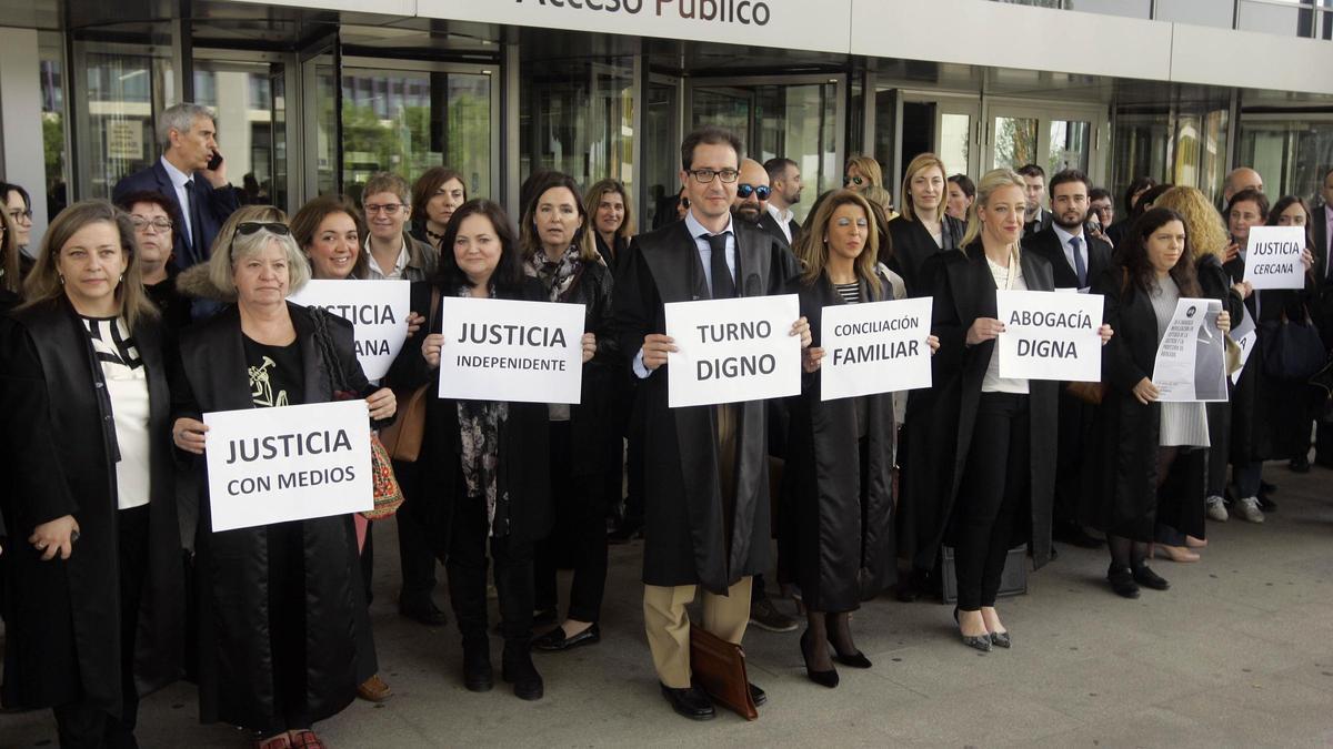 Protesta convocada por el Turno de Oficio en la Ciudad de la Justicia, en abril de 2018.