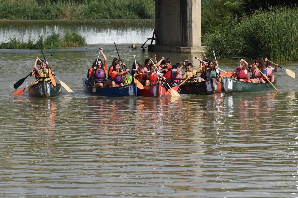 Més de 170 persones participen en la sisena Competició de Canoes al riu de Sallent