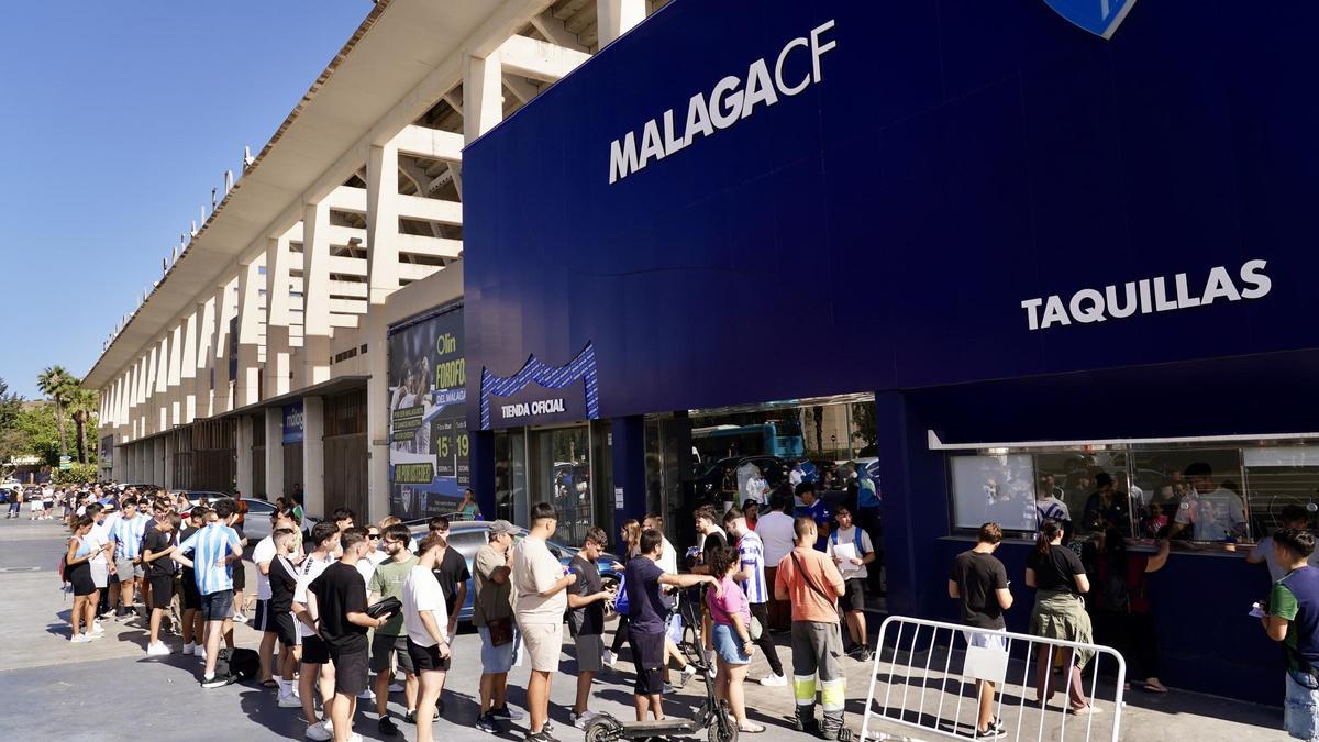 La afición malaguista hizo cola por las entradas para ver la final en el Cortijo de Torres.