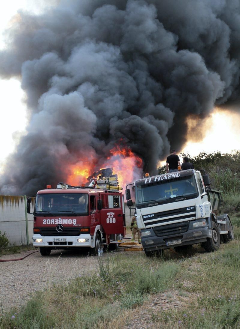 Incendio en un desguace en la Carretera del Aeropuerto