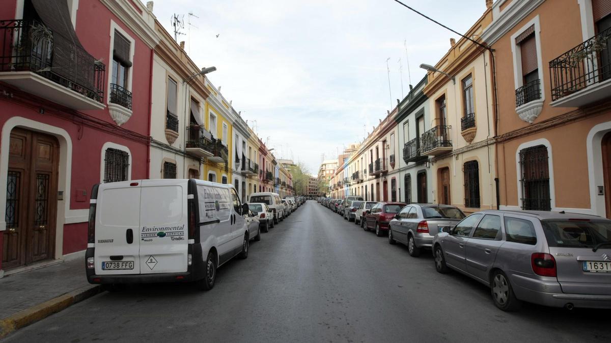 Una de las calles de Orriols necesitadas de sombra.