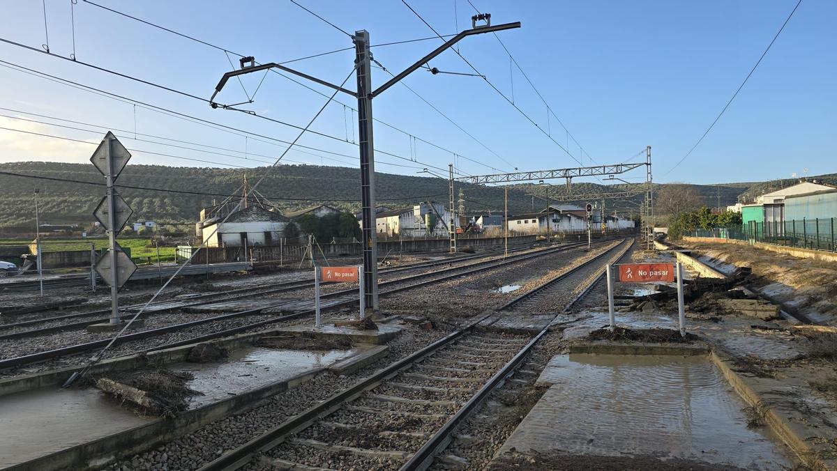 La caída de un muro por acumulación de agua corta la circulación ferroviaria entre Córdoba y Jaén