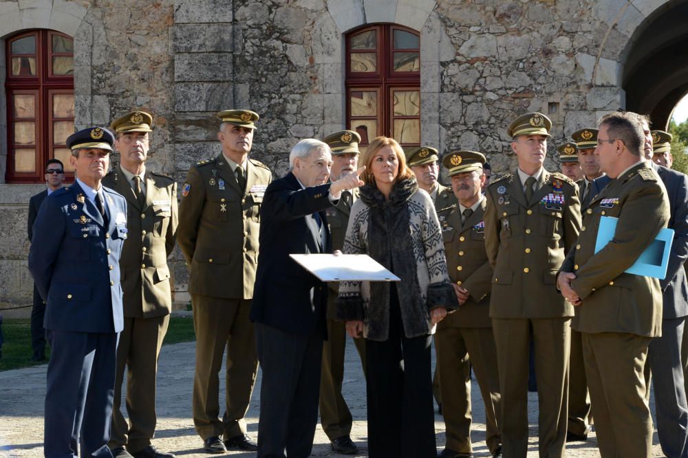 Maria Dolores de Cospedal visita el Castell de Sant Ferran acompanyada de responsables militars
