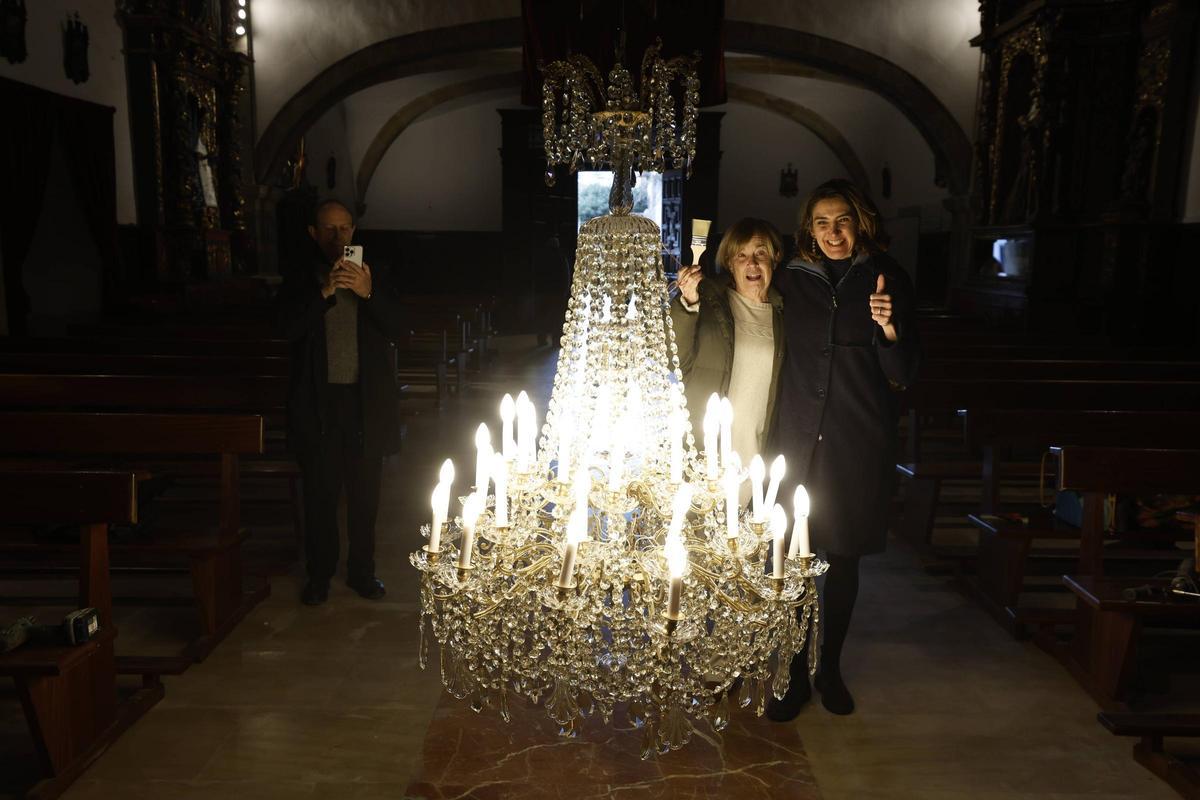 EN IMÁGENES: La iglesia de Luanco ya presume de su lámpara restaurada