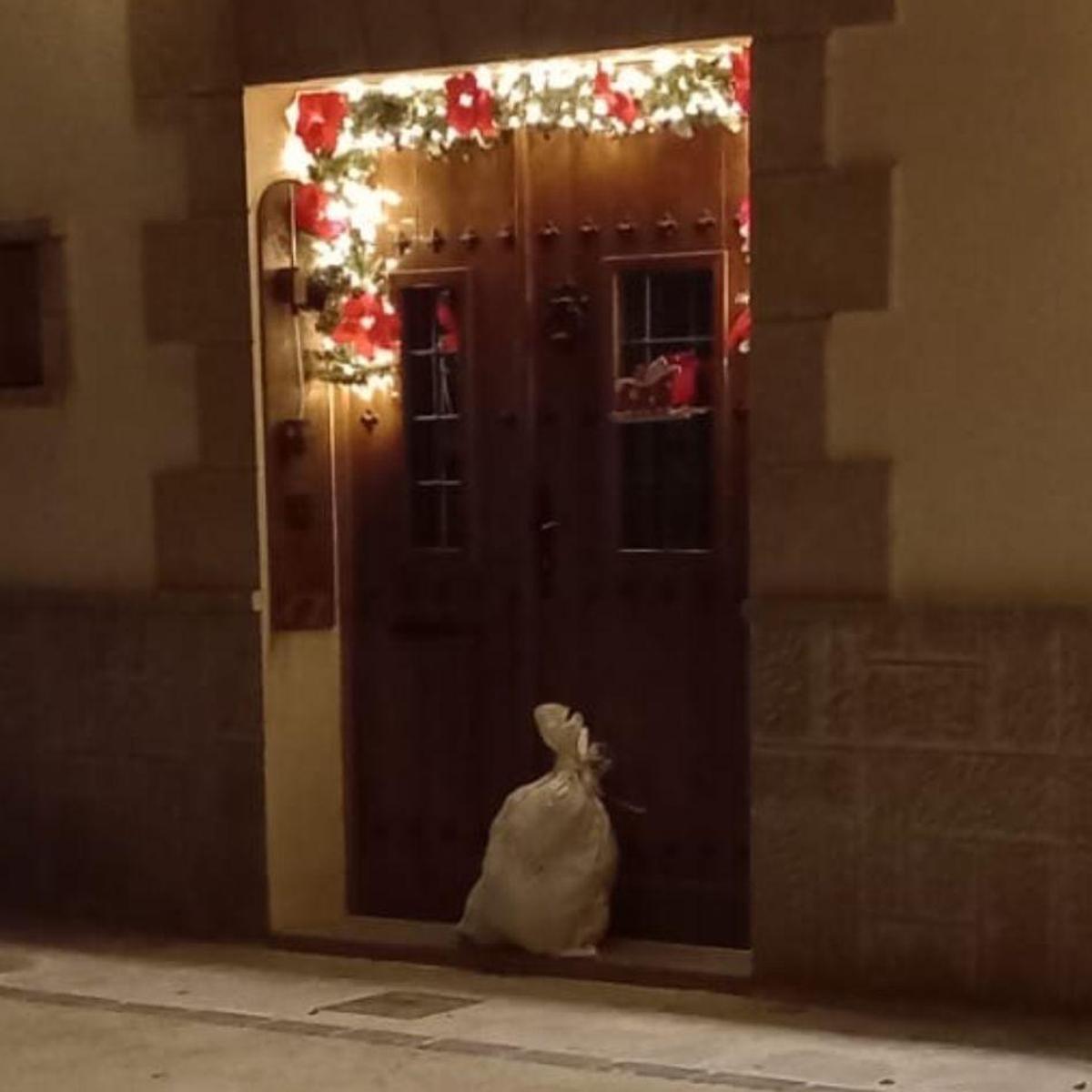 El saco depositado en la entrada a la casa de la alcaldesa de Navardún.